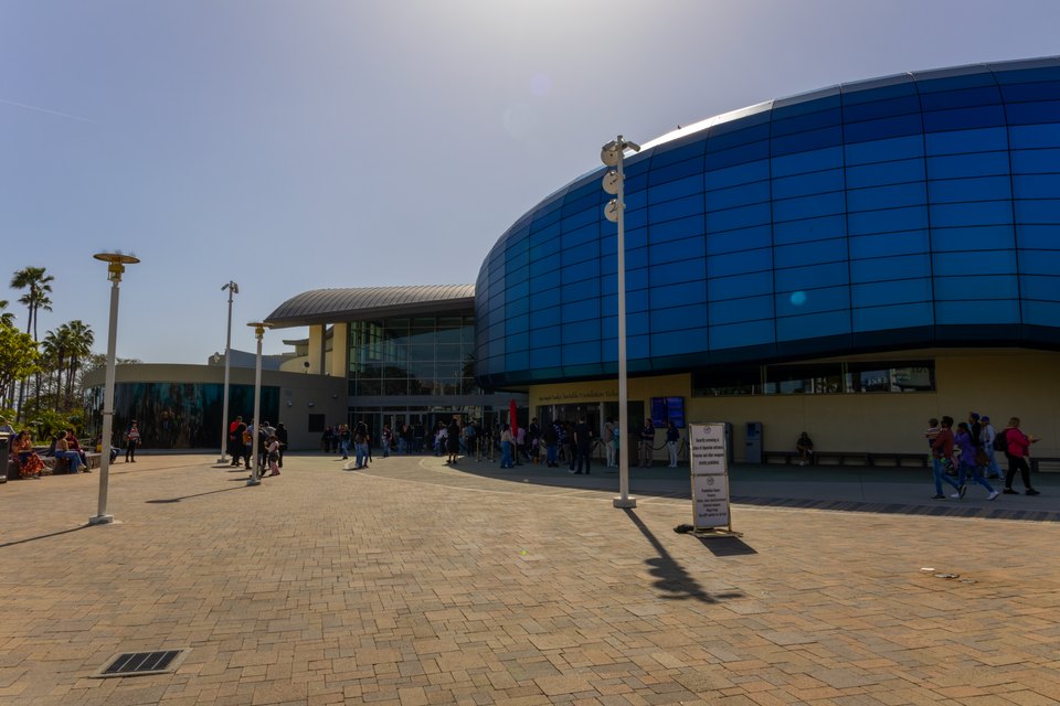 Blue curved exterior of the Aquarium of the Pacific