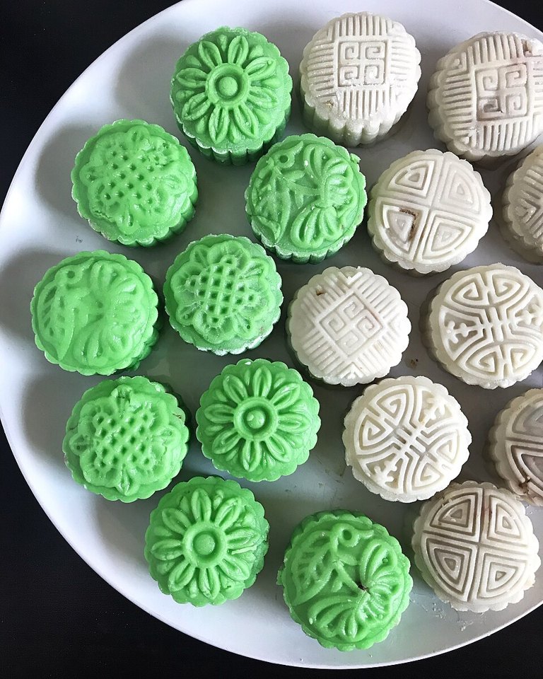 Green and white snowskin mooncakes arranged together