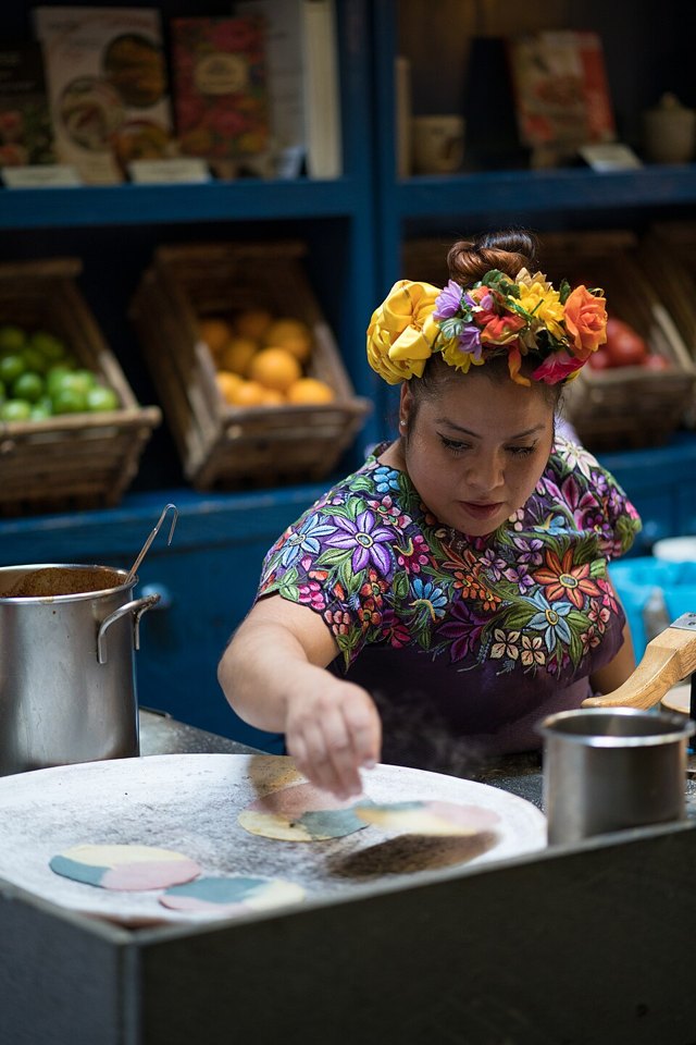A cook preparing tortillas at Azul Histórico